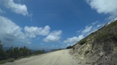 Yunanistan 'ın Rodos kentindeki dağlarda dolambaçlı bir asfalt yolda sürmek
