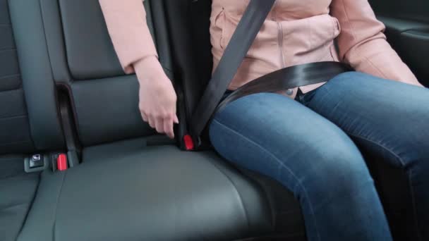 Kobieta Odpięła Pasy Samochodzie Koncepcja Bezpieczeństwa Samochodów — Wideo stockowe