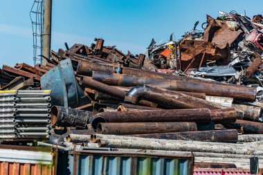 Metal toplama noktasında geri dönüşüm için büyük bir metal yığını.