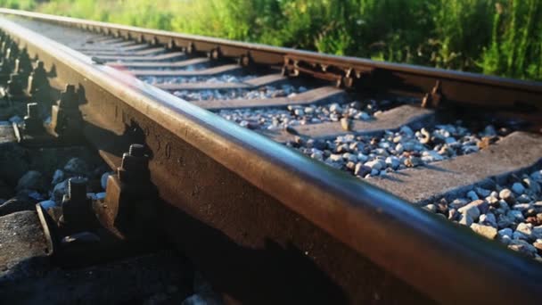 Carriles Ferrocarril Oxidados Que Van Vuelta Esquina Los Rayos Del — Vídeo de stock