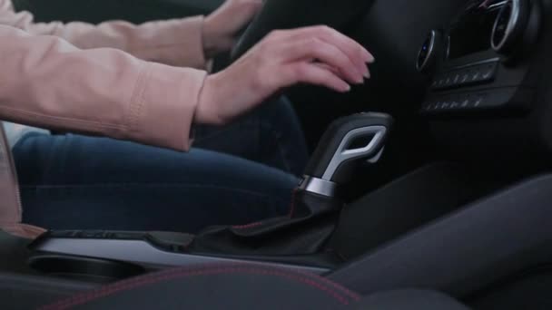 Närbild Kvinnlig Hand Slår Den Automatiska Växellådan Modern Bil För — Stockvideo