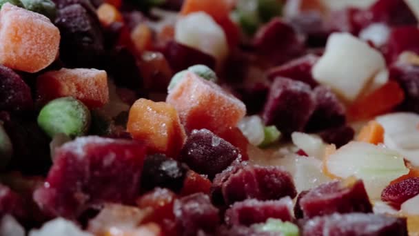 冷凍野菜のクローズアップは テーブル ビート ニンジン 緑のエンドウ豆にあります 健康的なビーガンフードと減量 — ストック動画