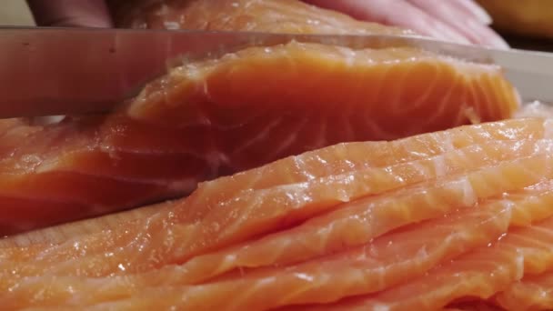 Bir Kadının Eli Taze Somonu Dilimlerle Keser Masada Kırmızı Balık — Stok video
