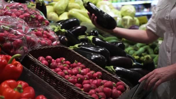 Una Mano Femenina Elige Berenjenas Mercado Mostrador Con Diferentes Verduras — Vídeo de stock