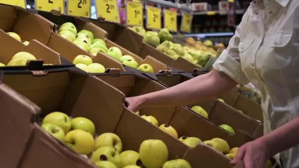 Eine Frau Sucht Sich Auf Dem Markt Den Apfel Aus — Stockvideo