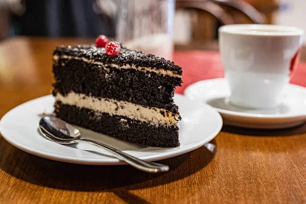 Prato Com Uma Fatia Delicioso Bolo Chocolate Decorado Com Bagas — Fotografia de Stock