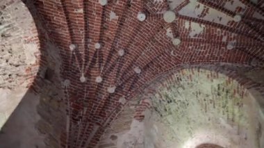 Antik Geometrik kırmızı tuğla tavan. Eski kale binasının bodrumunda..