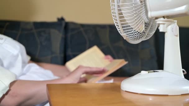 Uma Mulher Livro Interessante Liga Doméstico Mulher Com Ventilador — Vídeo de Stock