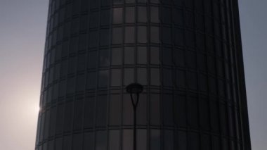 Güneşli bir günde gökdelen cam cepheleri mavi gökyüzünde güneşli. Modern kurumsal ofis.