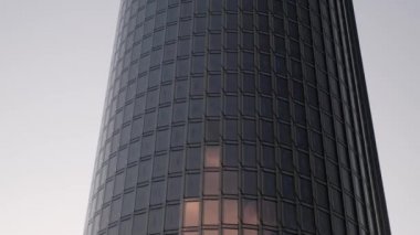 Modern şirket bürosu akşamları gökdelen inşa ediyor. Alt görünüm.