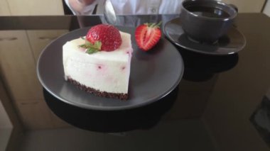 Kafede kremalı pasta, kek ve bir fincan sade kahve, bir parça kek..