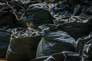 Birçok torba plastik çöp, çöp poşeti siyah, torba siyah çöp kutusu çöp tenekesi