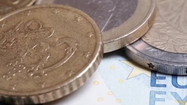 Nakit paralar ve Euro banknotları yakın plan. Banknotlarda bir avuç avro makro.