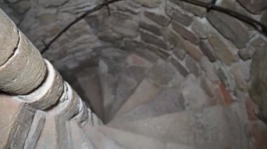 Zindana inen sarmal merdivenlerden iniyoruz. Kuledeki antik taş merdiven.