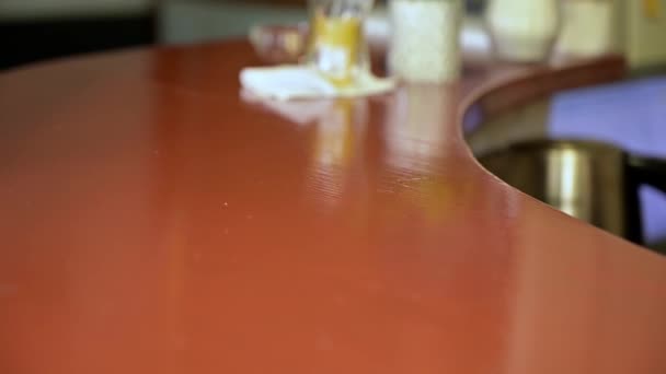 客户用信用卡支付订单费用 在咖啡店 商店里手握终端的女性的特写镜头 理发师接受付款 — 图库视频影像