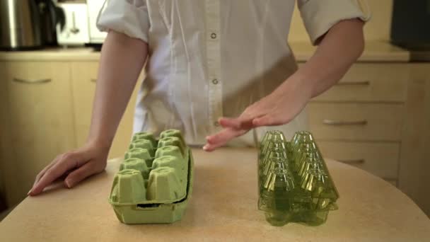 Жінка Вибирає Екологічну Упаковку Яєць Вибір Екологічної Упаковки — стокове відео