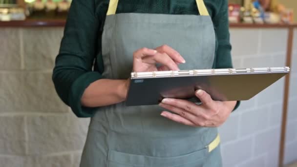 Garçonete Toma Ordem Tablet Café Proprietário Bem Sucedido Pequeno Café — Vídeo de Stock