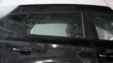 El yıkama, oto yıkamada basınçlı su, araba yıkama için yüksek basınçlı su spreyi..