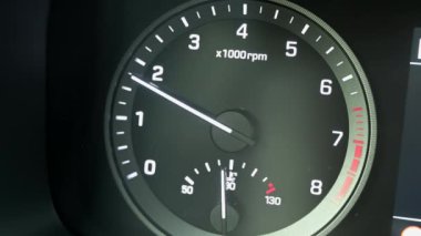 Siyah arka planda modern otomotiv takometresini kapatın. Takometre iğnesi yükseliyor..