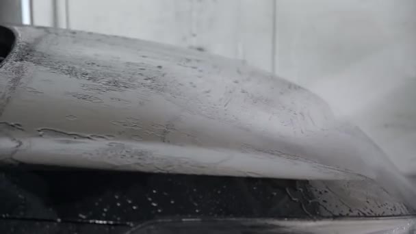 Mytí Kapoty Auta Vodou Vysokotlaké Vodní Tříště Myčce Aut Smetá — Stock video