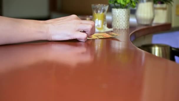 女人在咖啡店用欧元现钞支付酒保 支付现金 — 图库视频影像
