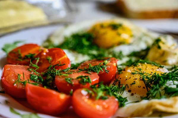 Kahvaltı için çırpılmış yumurta ve vişneli domates. Seçici odak.