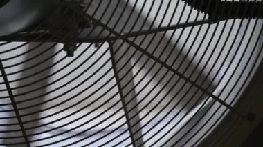 Endüstriyel yelpazenin dönen pervanelerinin yakın çekimi. Sanayi havalandırma sistemi.