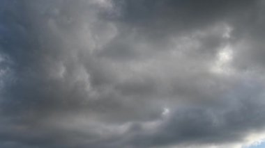 Kabarık beyaz bulutlar. Kümülüs bulutu zaman çizelgesi. Mavi gökyüzü beyaz bulutlar.