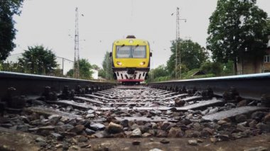 Elektrikli tren rayların üzerinde gidiyor. Yolcu treninin altındaki pusucuların kamerası..
