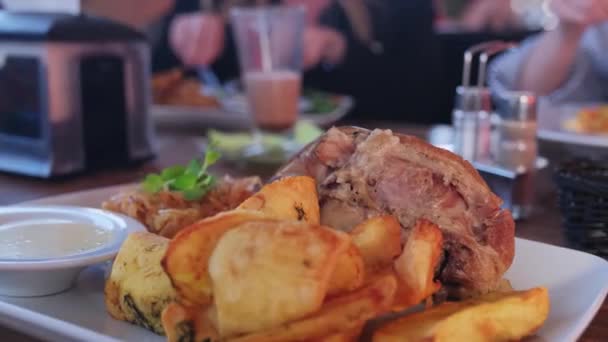 Gebakken Varkensvlees Met Aardappelen Groenten Een Bord Heerlijke Lunch Een — Stockvideo