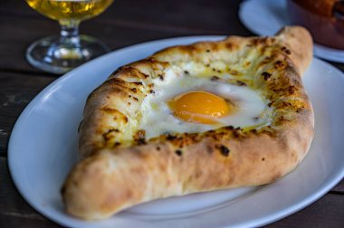 Peynirli ve yumurtalı ekmek. Khachapuri geleneksel bir Gürcü mutfağıdır..