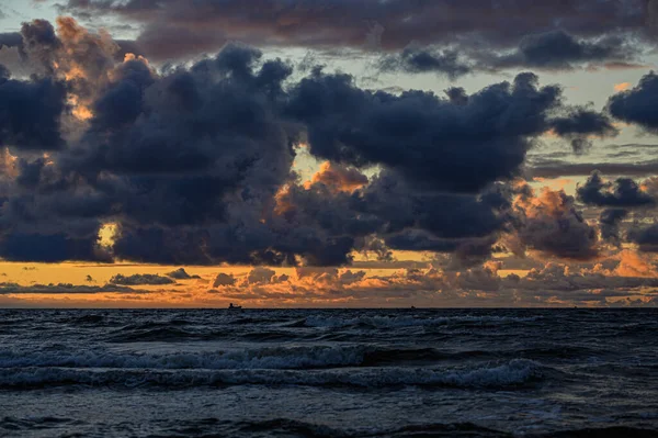 Picturesque Landscape Sunset Sea Horizon Waves Dramatic Sky Clouds — Stock Photo, Image