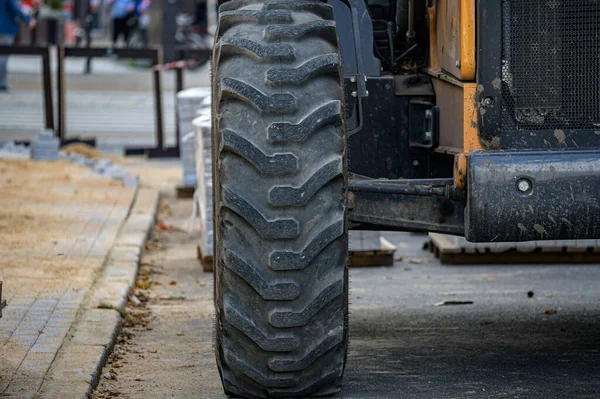 道路に立っているトラクターの前輪 街の改修 — ストック写真