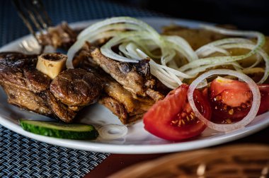 Bir kafede taze sebze ve patatesle pişirilmiş kuzu eti..