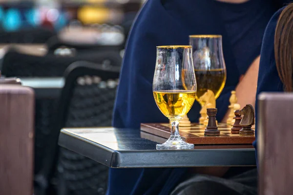 Visitors Drink Beer Play Chess Street Cafe Rest Cafe — Stock Photo, Image