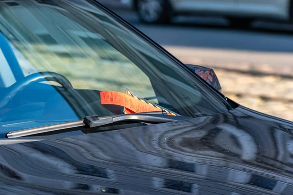 Recibo Penalidade Vermelha Pára Brisas Carro Estacionado Uma Multa Estacionamento — Fotografia de Stock