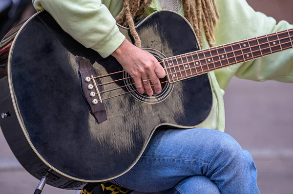 Músico Toca Guitarra Elétrica Músicos Ganham Dinheiro Rua — Fotografia de Stock