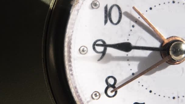 Gros Plan Une Vieille Horloge Table Mécanique Seconde Main Traverse — Video