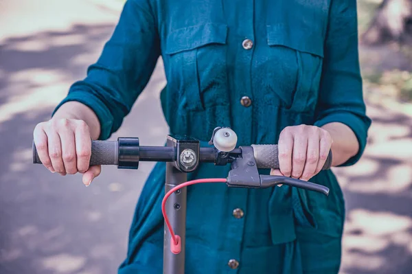 Manos Femeninas Volante Scooter Eléctrico Parque Primer Plano —  Fotos de Stock