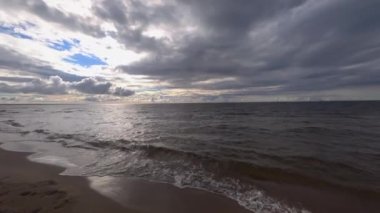 Kumlu sahil ve deniz üzerinde dramatik bir gökyüzü manzarası. Güzel deniz manzarası.