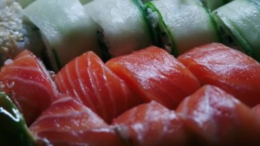 Deniz ürünleri ve soya soslu suşi, wasabi ve zencefil. Somonlu suşi rulosu..