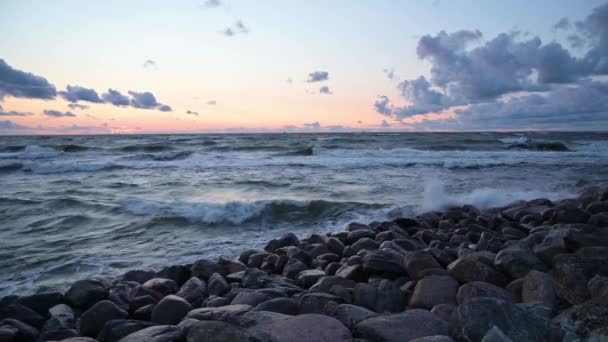 Zeegolf Crasht Ook Tegen Het Rotsachtige Strand Bij Zonsondergang Zeegezicht — Stockvideo