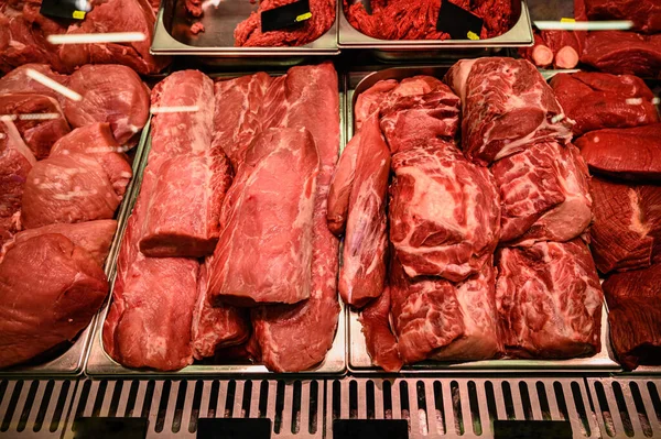 Különböző Nyers Hús Bemutatása Hentesüzlet Véres Húsdarabok — Stock Fotó