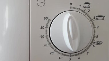 İnsan mikrodalgayı yakına açar. Evde ısıtmak için mikrodalga fırın kullanılıyor.