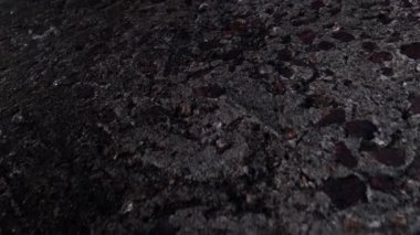 Soyut Siyah grunge taşı arka planını çözdü. Eski çatlamış beton duvarın dokusu.