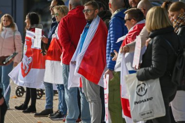 Riga, Letonya - 17 Ekim 2020: Beyaz Rusya 'nın kurtuluşu için Beyaz Rusya ile dayanışma. İfade özgürlüğü talebi. Riga 'daki Beyaz Rusya Büyükelçiliği binasında gösteri.