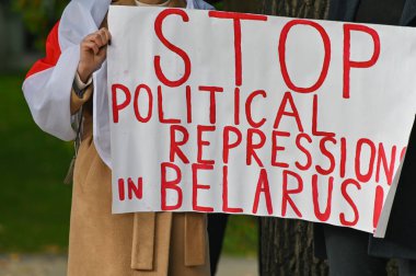Riga, Letonya - 17 Ekim 2020 Belarus 'a Özgürlük Yürüyüşü Belarus' la dayanışma içinde. Siyasi tutukluların serbest bırakılmasını talep ediyorum. Riga 'daki Beyaz Rusya Büyükelçiliği.