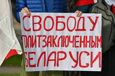 Riga, Letonya - 17 Ekim 2020 Belarus 'a Özgürlük Yürüyüşü Belarus' la dayanışma içinde. Siyasi tutukluların serbest bırakılmasını talep ediyorum. Riga 'daki Beyaz Rusya Büyükelçiliği.