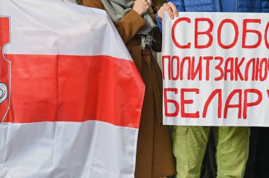 Riga, Letonya - 17 Ekim 2020 Belarus 'a Özgürlük Yürüyüşü Belarus' la dayanışma içinde. Siyasi tutukluların serbest bırakılmasını talep ediyorum. Riga 'daki Beyaz Rusya Büyükelçiliği.