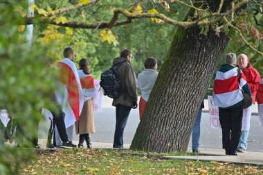 Riga, Letonya - 17 Ekim 2020: Beyaz Rusya 'nın kurtuluşu için Beyaz Rusya ile dayanışma. Başkanın istifasını talep ediyor. Riga 'daki Beyaz Rusya Büyükelçiliği binasında gösteri.